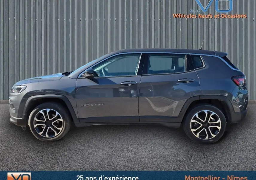 Vue latérale gauche d'un Jeep Compass gris 2024 avec jantes alliage 18 pouces et lignes modernes marquées