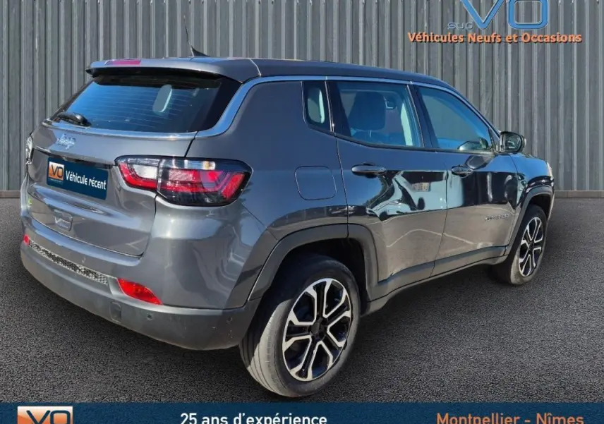 Jeep Compass gris vue 3/4 arrière droit mettant en valeur ses jantes alliage 18 pouces et ses feux LED arrière.