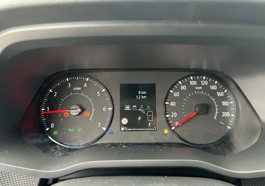 Vue rapprochée du tableau de bord du Renault Trafic Combi blanc, affichant compte-tours, vitesse et écran central numérique.