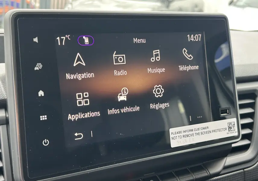 Écran tactile 8 pouces du système Easy Link du Renault Trafic Combi L2 Grand Evolution blanc, affichant le menu principal.