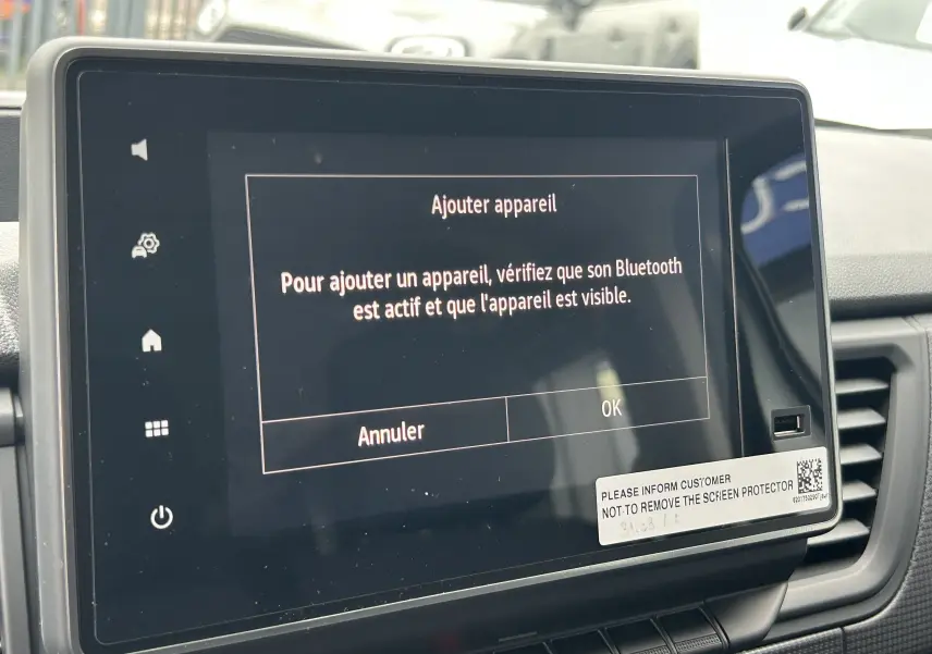 Écran tactile du système multimédia Easy Link du Renault Trafic Combi 2025, affichant une demande d’ajout Bluetooth.