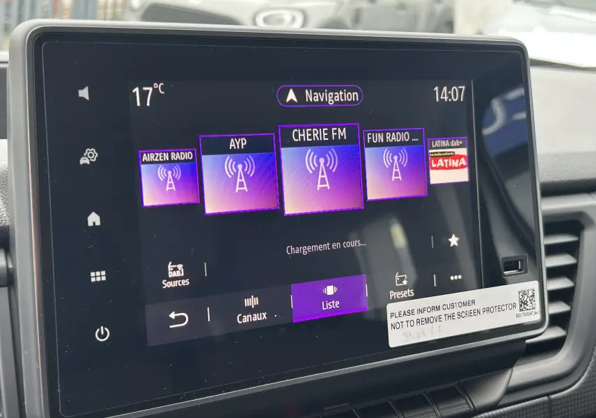 Écran tactile 8 pouces du Renault Trafic Combi 2025 affichant les radios DAB+ et la navigation.