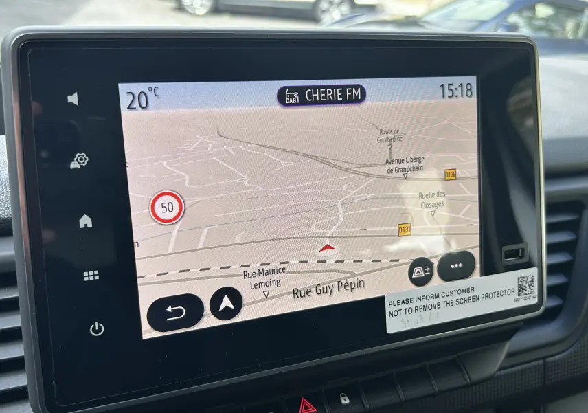 Écran tactile de navigation Easy Link affichant une carte et la radio Cherie FM dans un Renault Trafic Combi blanc.