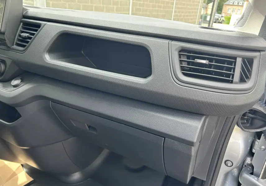 Vue intérieure côté passager du tableau de bord noir texturé du Renault Trafic Combi L2 Grand Evolution 2025.