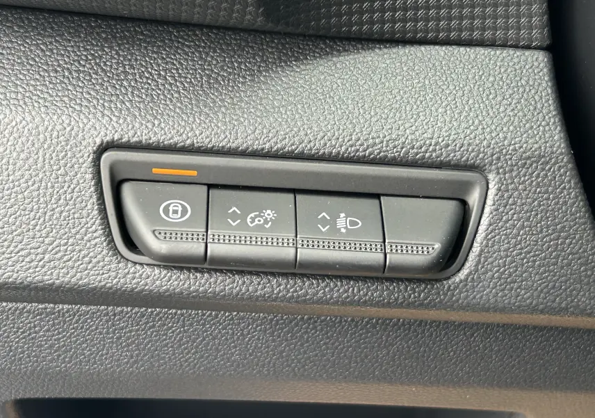 Gros plan sur les boutons de réglage d’éclairage et verrouillage intérieur du Renault Trafic Combi blanc Glacier.