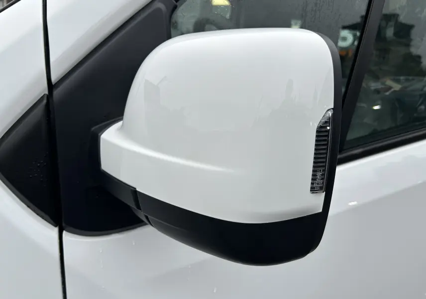 Gros plan sur le rétroviseur gauche blanc glacier du Renault Trafic Combi L2 Grand Evolution 2025 avec clignotant intégré.