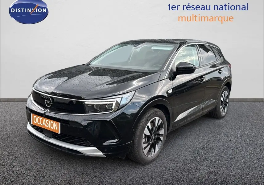 Opel Grandland 1.6 Turbo Hybrid noir en 3/4 avant droit avec jantes bi-ton et calandre moderne.