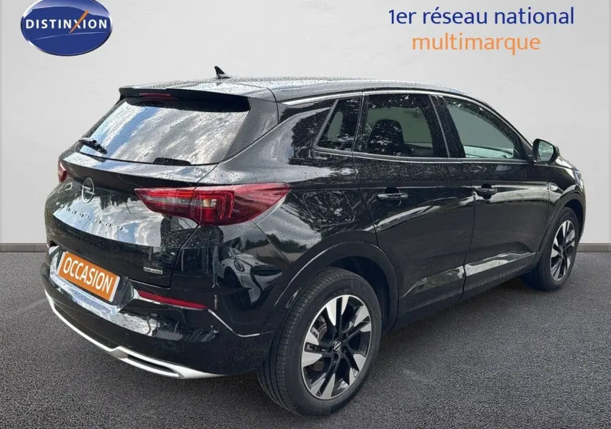Opel Grandland noir hybride rechargeable vue 3/4 arrière droit avec jantes bi-ton et feux LED distinctifs.