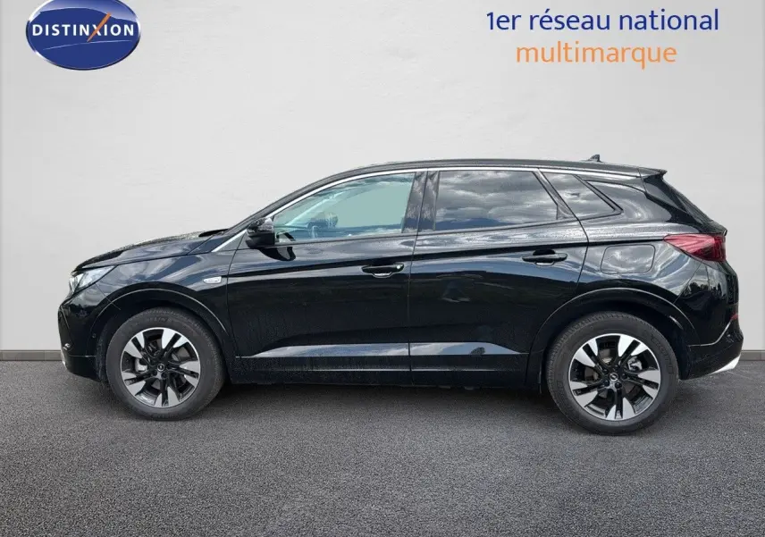 Opel Grandland 1.6 Turbo Hybrid noir vue de profil côté gauche, avec jantes bi-ton et lignes épurées.