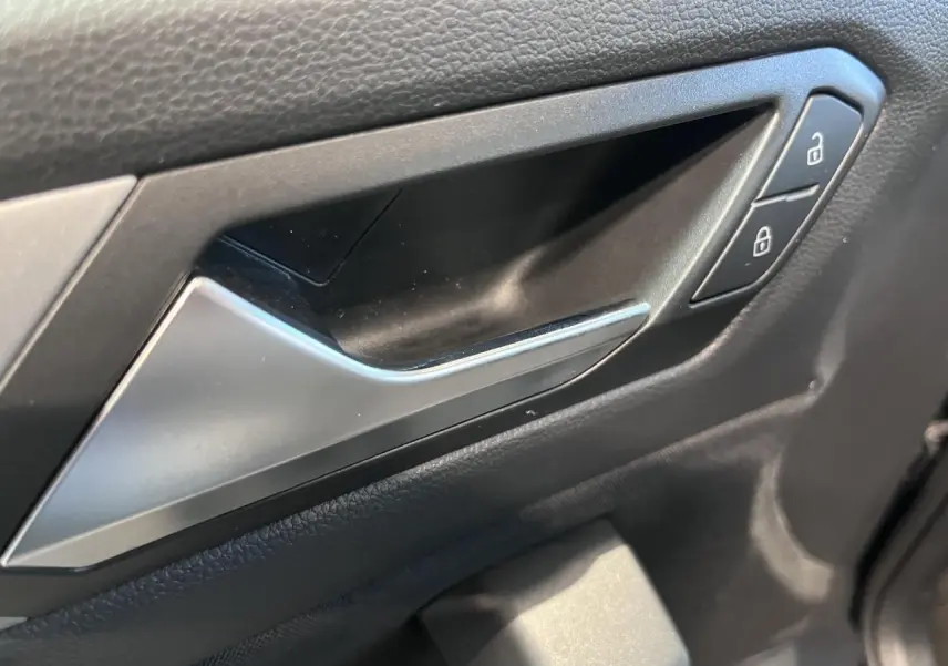 Poignée intérieure côté droit de porte Volkswagen T-Roc 2025 en noir avec boutons de verrouillage.