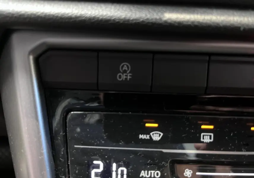 Détail du panneau de commande de la climatisation automatique du Volkswagen T-Roc 2025 en noir profond.