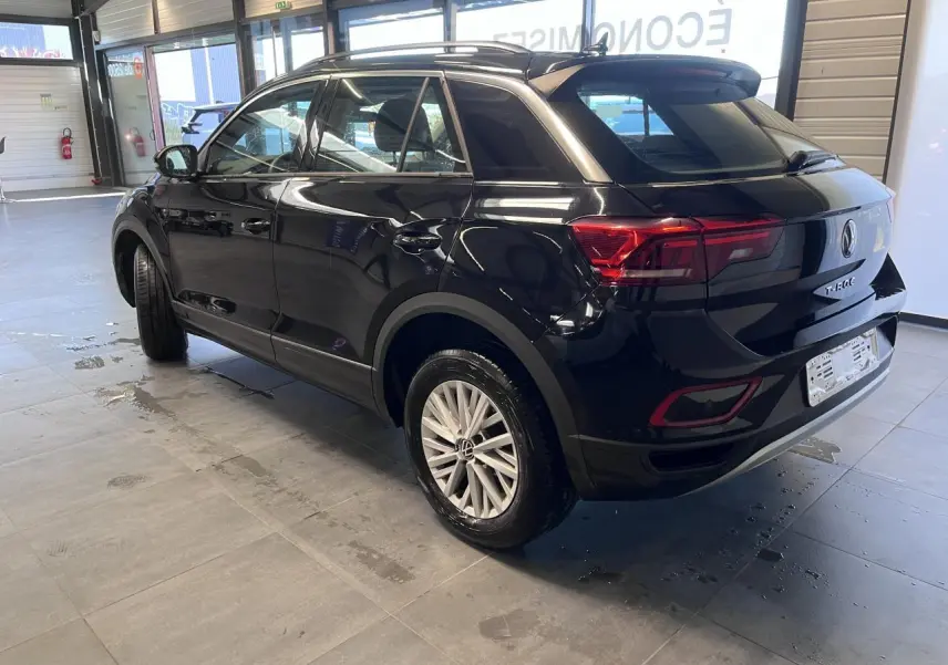Volkswagen T-Roc Deep Black en 3/4 arrière droit, jantes alliage 16 pouces et feux arrière LED visibles.