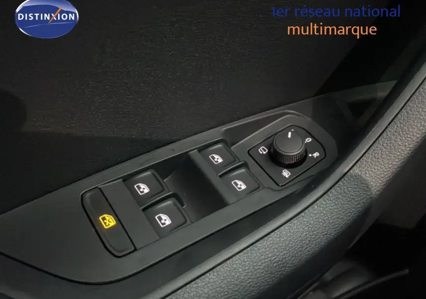 Gros plan sur les commandes électriques des vitres et rétroviseurs côté conducteur du Skoda Karoq 2025 intérieur noir.