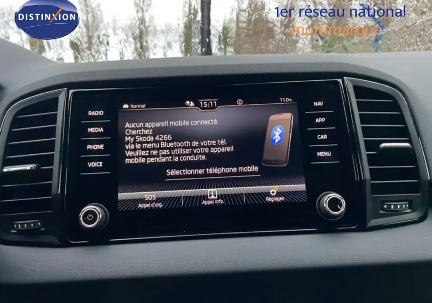 Écran central tactile du Skoda Karoq 2025 affichant le menu Bluetooth, entouré de commandes noires.