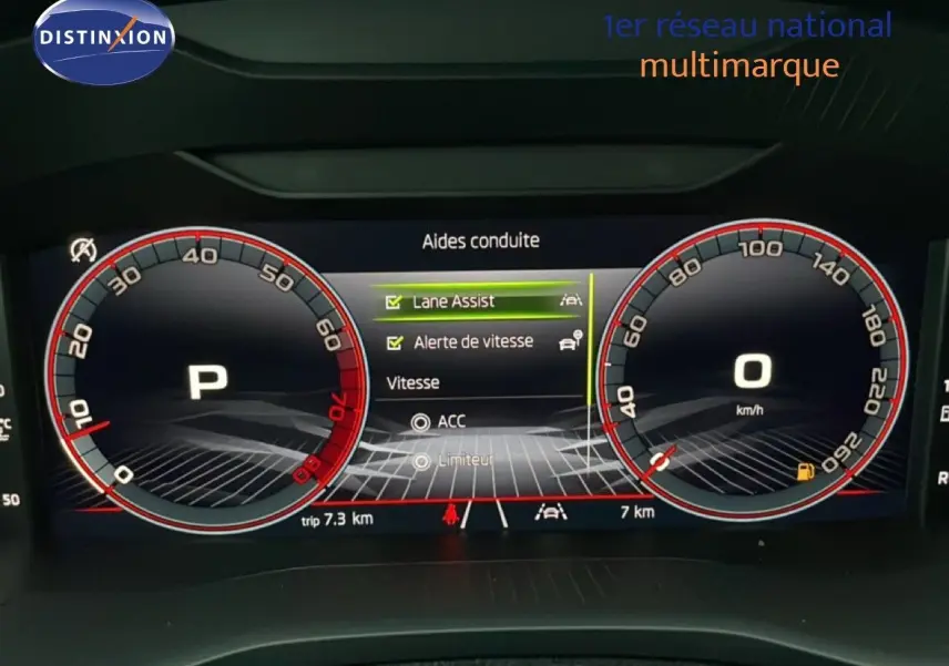 Affichage numérique du tableau de bord SKODA KAROQ 2025 en mode stationnement, avec aides à la conduite activées.