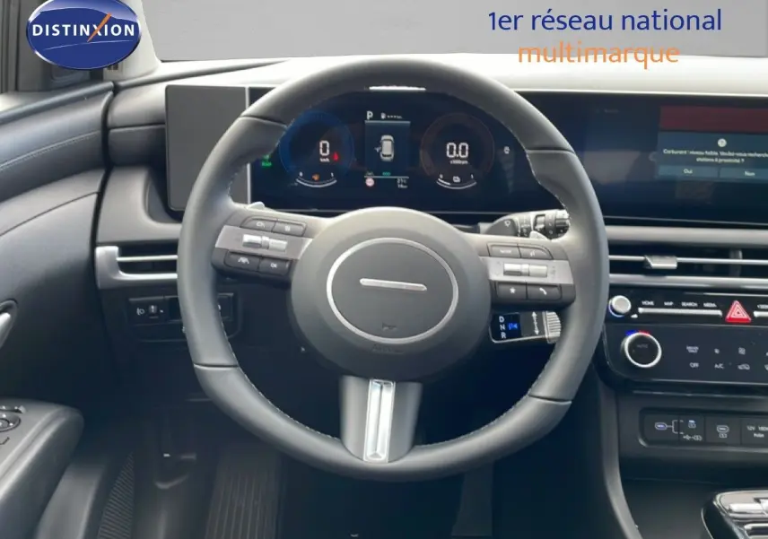 Vue intérieure centrée sur le volant multifonction et le tableau de bord numérique du Hyundai Tucson 2026.