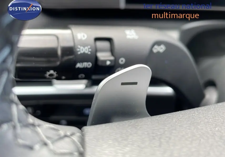 Gros plan sur la palette de changement de vitesse à droite du volant d’un Hyundai Tucson blanc Atlas 2026.