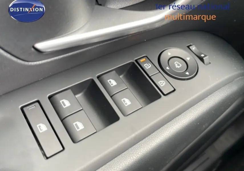 Gros plan sur les commandes de lève-vitres et rétroviseurs électriques dans l'habitacle noir du Hyundai Tucson 2026.
