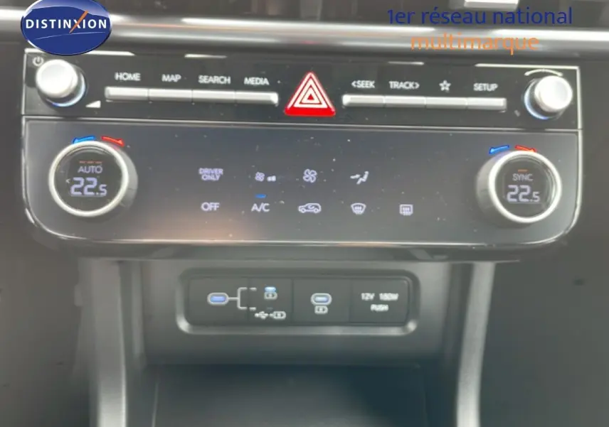 Vue rapprochée du tableau de bord du Hyundai Tucson 2026, montrant la climatisation digitale et les commandes multimédia.