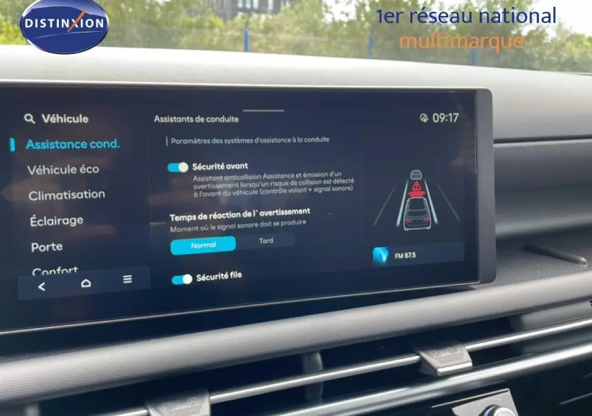 Vue intérieure du tableau de bord du Hyundai Tucson 2026 avec écran tactile affichant les assistants de conduite.