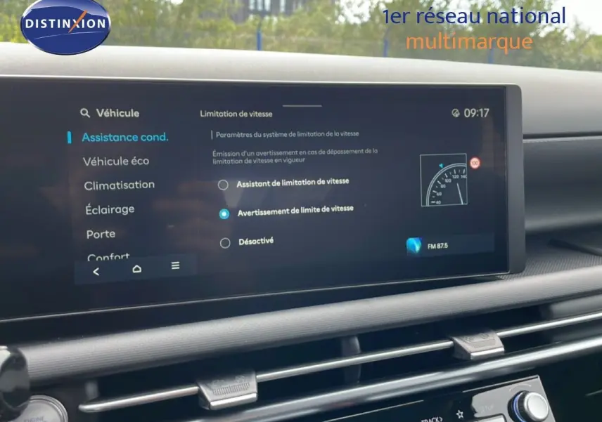 Écran tactile du tableau de bord du Hyundai Tucson 2026 blanc, affichant les options d’assistance à la conduite.