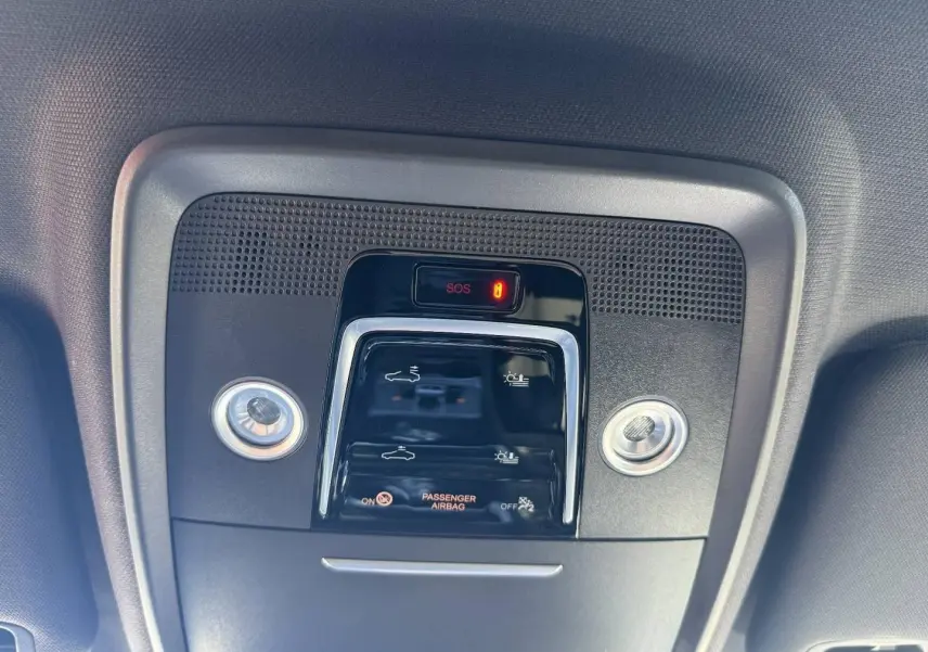 Vue en gros plan du plafonnier intérieur du BYD SEAL U 1.5 DM-i 218ch Boost avec éclairage et indicateur SOS.