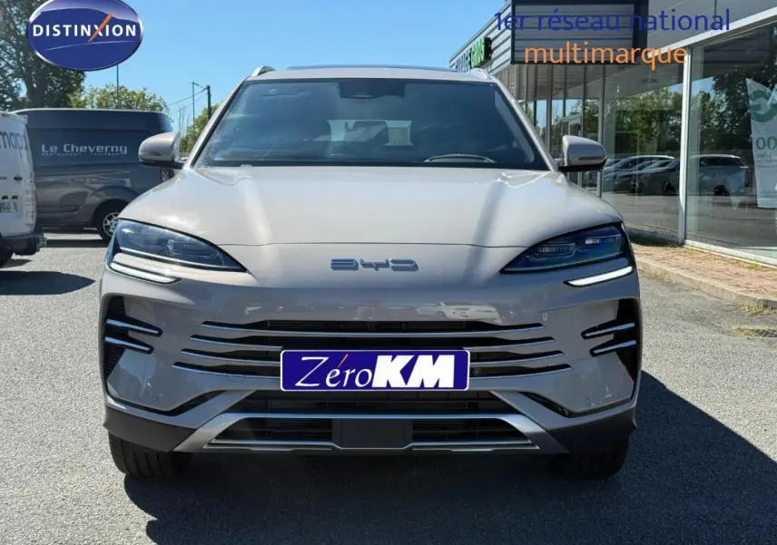 Vue avant du BYD SEAL U 1.5 DM-i 218ch Boost en Boundless Cloud métallisé avec calandre horizontale distinctive.