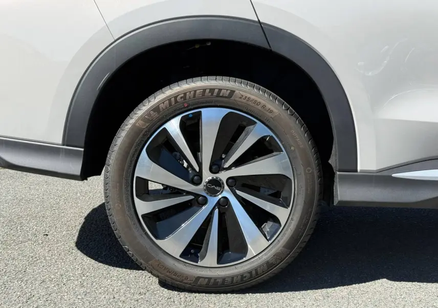 Gros plan sur la roue arrière droite du BYD SEAL U 1.5 DM-i 218ch Boost en Boundless Cloud métallisé.