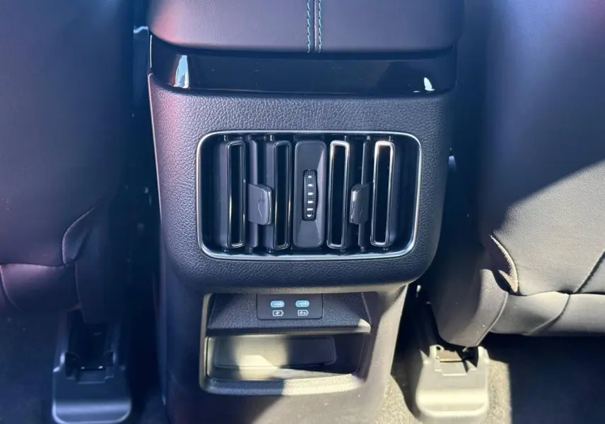 Vue rapprochée des aérateurs arrière et ports USB du tunnel central noir dans l’habitacle du BYD SEAL U 2026.