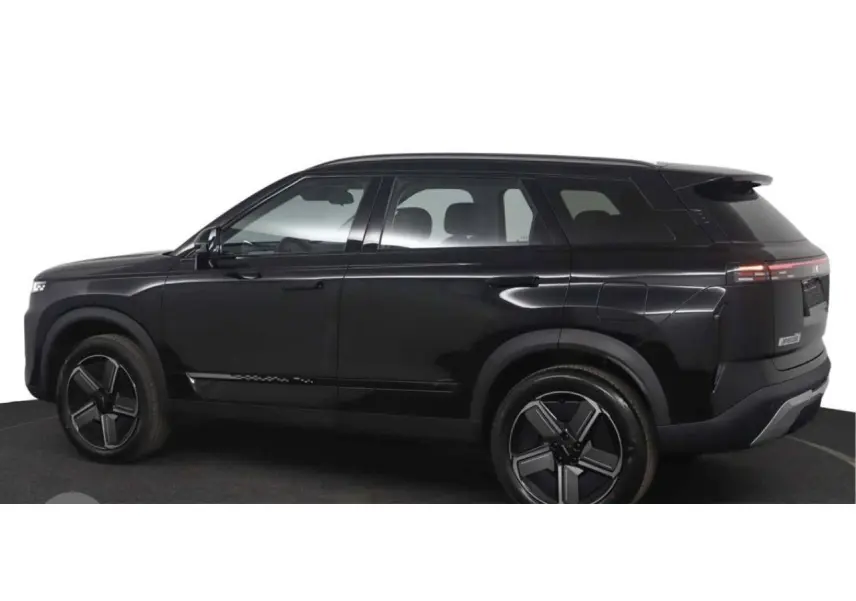 Vue de profil côté gauche du JAECOO J7 noir 2026, SUV hybride avec toit panoramique et jantes modernes.