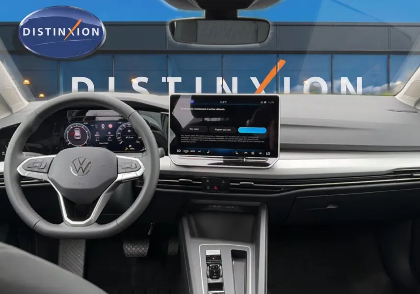Vue intérieure avant de la Volkswagen Golf 1.5 etsi evo2 116 life dsg7 avec tableau de bord numérique et écran tactile central.