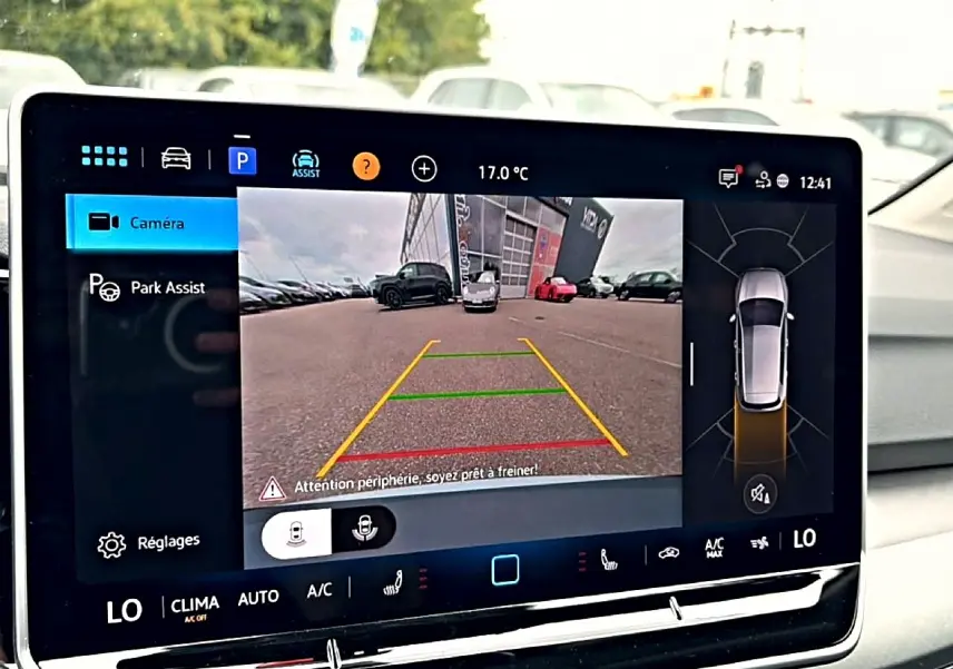 Écran tactile intérieur montrant la caméra de recul et l'assistance au stationnement du Volkswagen Golf bleu glacier 2026.