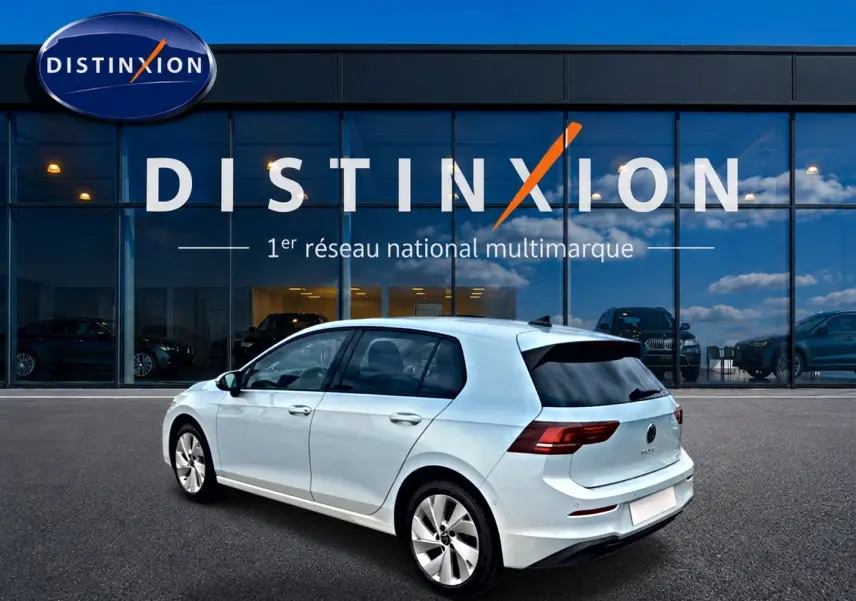 Volkswagen Golf 1.5 etsi evo2 bleu glacier vue 3/4 arrière droit devant un showroom Distinxion.