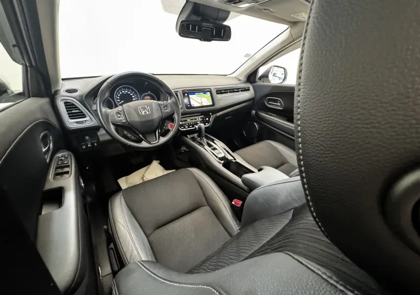Intérieur noir du Honda HR-V 1.5 i-VTEC 130, vue avant côté conducteur avec tableau de bord et écran tactile.