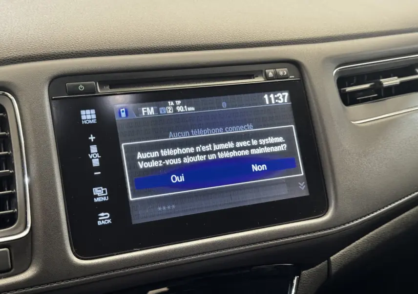 Écran tactile central du tableau de bord du Honda HR-V 2019 avec interface de connexion téléphone affichée.