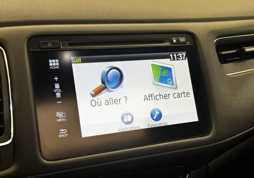 Écran tactile central du tableau de bord du Honda HR-V 2019 affichant le menu de navigation en français.