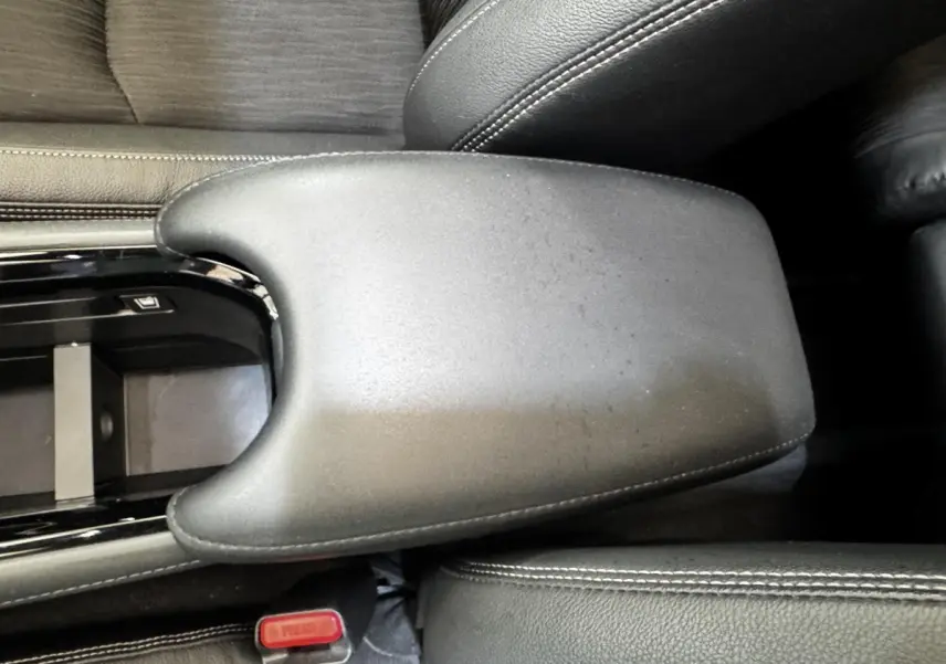 Accoudoir central en cuir noir avec surpiqûres blanches dans l'habitacle du Honda HR-V 1.5 i-VTEC 130 Exclusive.