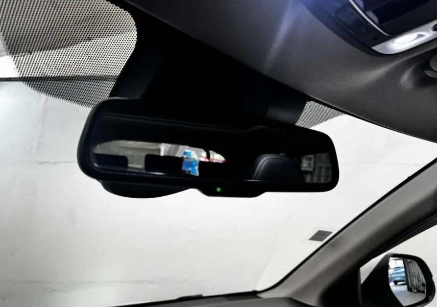 Rétroviseur intérieur et extérieur côté droit du Honda HR-V blanc 2019, vue depuis l'habitacle avant droit.