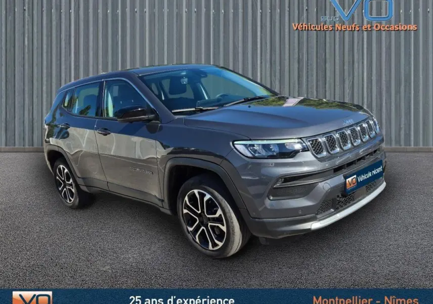 Jeep Compass gris 3/4 avant droit avec jantes alliage 18 pouces, phares LED et calandre distinctive