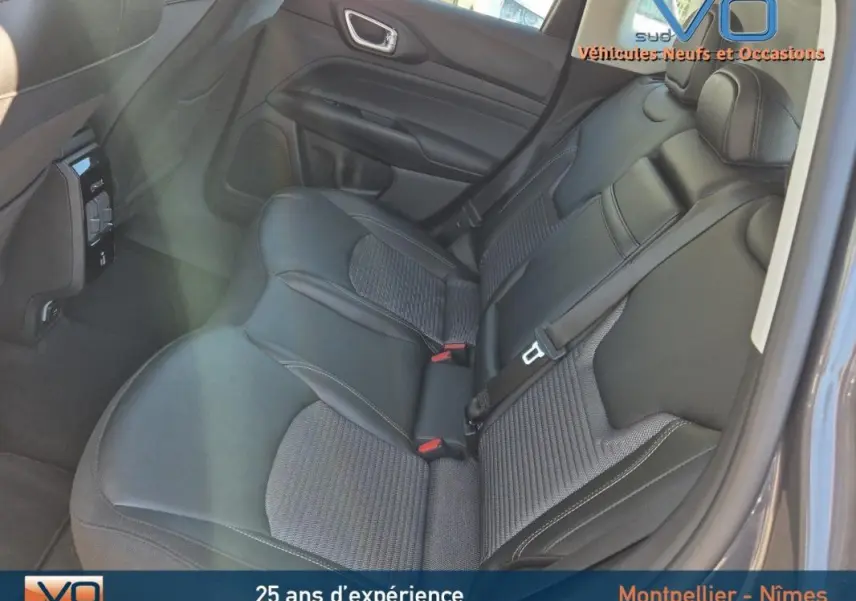 Vue côté droit de la banquette arrière en cuir noir du Jeep Compass gris avec ceinture et appuie-têtes visibles.