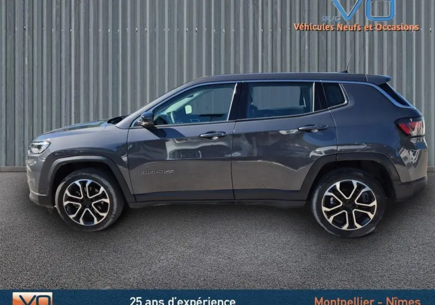 Vue latérale droite du Jeep Compass gris 2024 avec jantes alliage 18 pouces et lignes modernes du SUV compact.