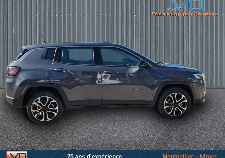 Profil côté droit d'un Jeep Compass gris 2024 avec jantes alliage 18 pouces, affichant une silhouette compacte et moderne.