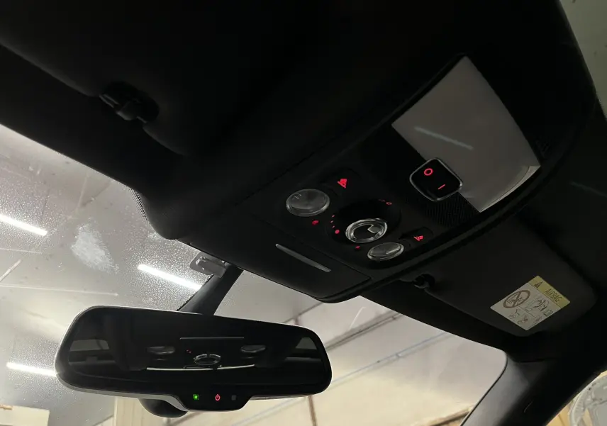 Vue intérieure du plafonnier et rétroviseur électrochrome d'une Audi A5 Sportback 2015 avec finition noire.