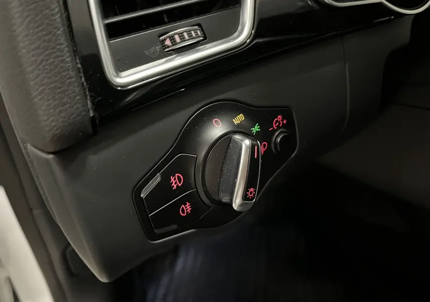 Gros plan sur le bouton de commande des phares de l'Audi A5 Sportback 2015, avec éclairage automatique activé.
