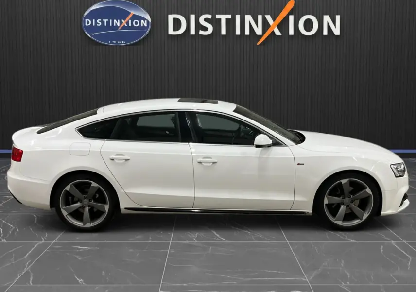 Profil droit d'une Audi A5 Sportback blanche de 2015 avec jantes bi-ton et toit ouvrant panoramique.