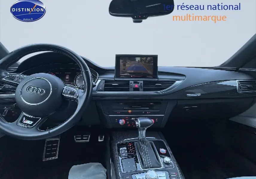 Vue intérieure avant de l'Audi S7 Sportback 2013 noire, montrant le tableau de bord et la console centrale avec écran tactile.