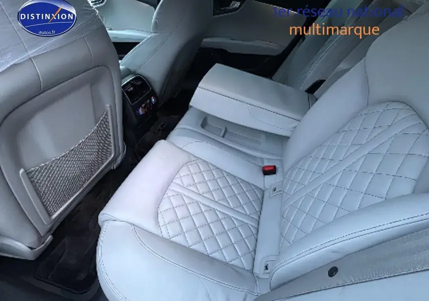 Vue intérieure de la banquette arrière en cuir gris clair matelassé de l'Audi S7 Sportback 2013.