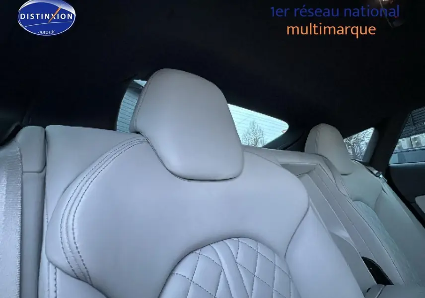 Gros plan sur les sièges arrière en cuir clair de l'Audi S7 Sportback noir, vue intérieure côté gauche.