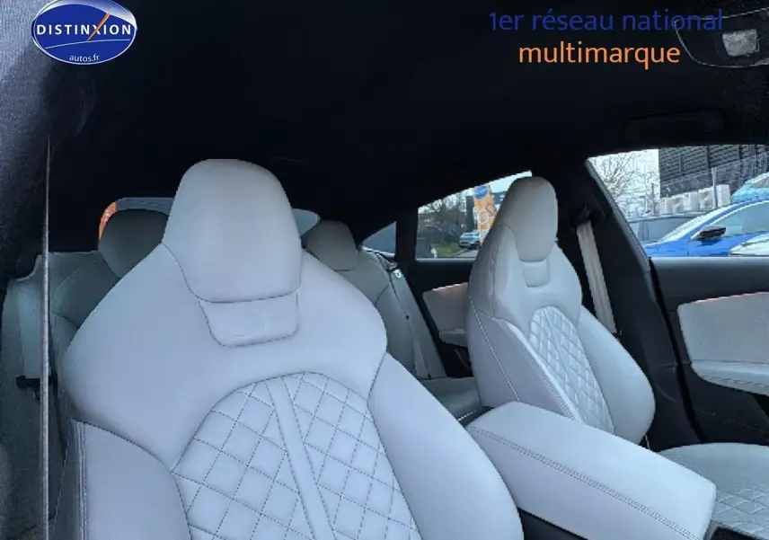 Vue intérieure montrant les sièges avant en cuir gris clair matelassé de l'Audi S7 Sportback noir de 2013.
