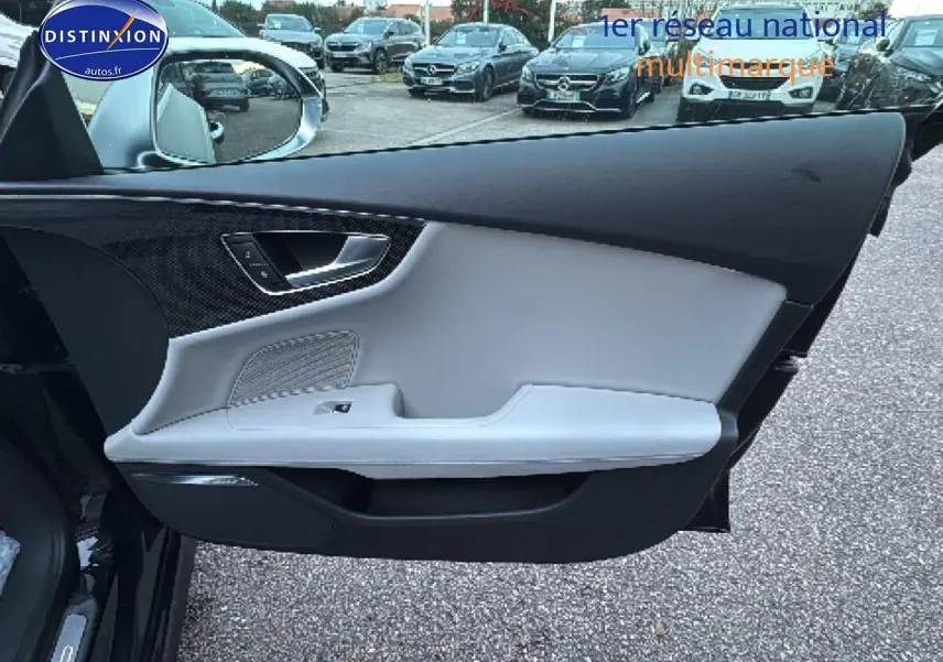 Vue côté gauche de la porte avant noire de l'Audi S7 Sportback avec insert carbone et garniture claire.